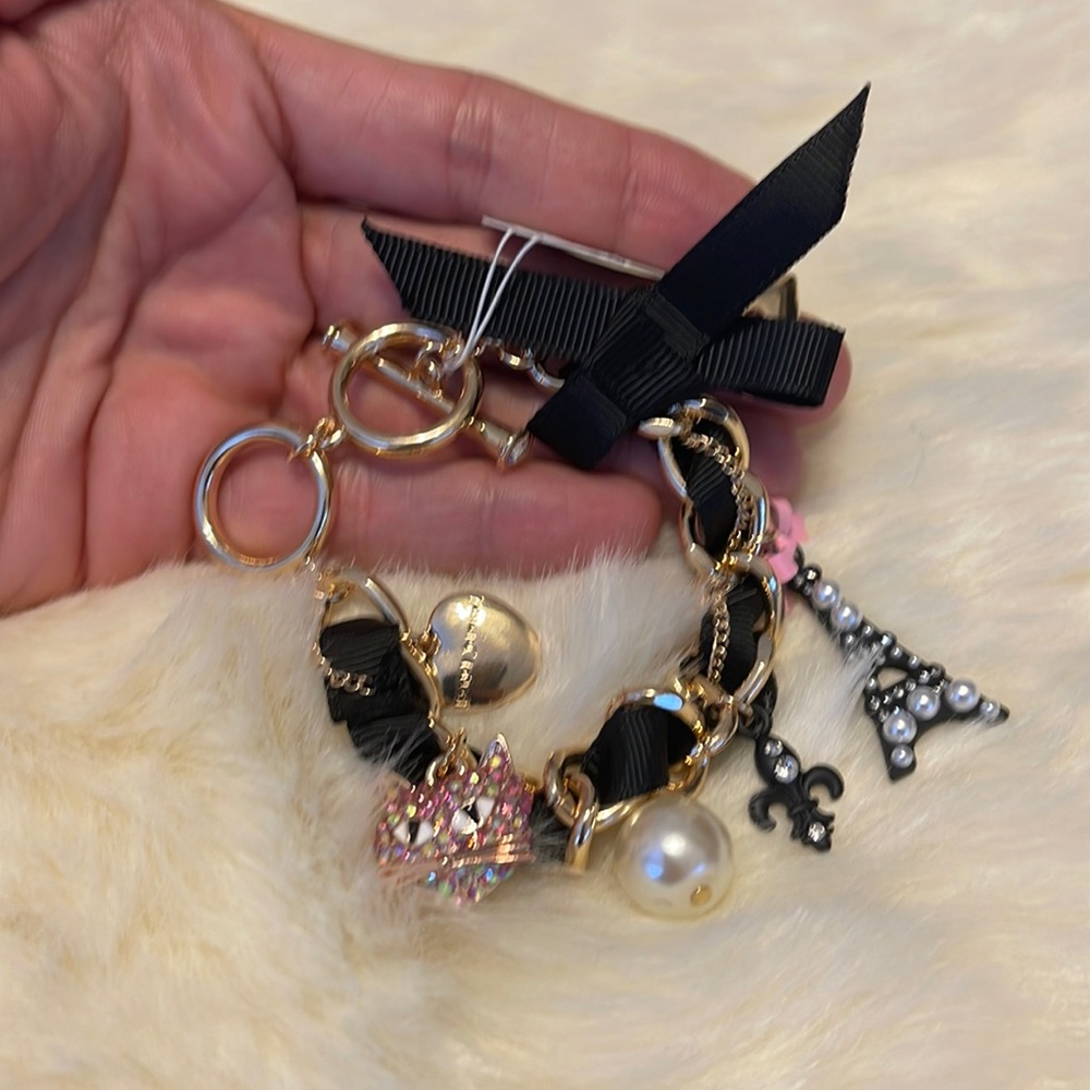 NWT Betsey Johnson Eiffel Tower gold Bracelet perfect for your next trip 2 Paris